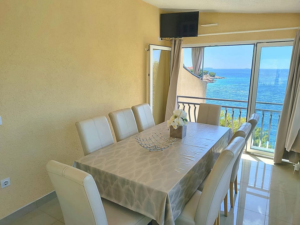 TV and multimedia, Seating area, Dining area