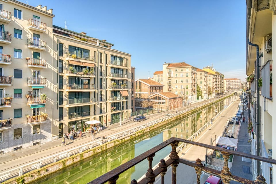 Atelier Navigli - Elegant Loft with Canal View Apartment in Milan