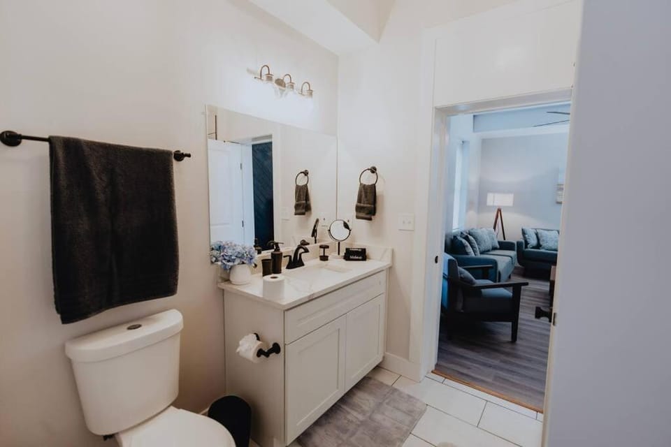Modern 4-Bedroom Soulard Home Patio & Walk to Stadium House in Saint Louis
