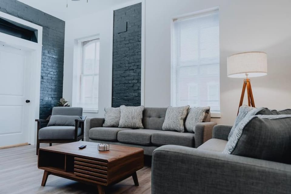 Modern 4-Bedroom Soulard Home Patio & Walk to Stadium House in Saint Louis