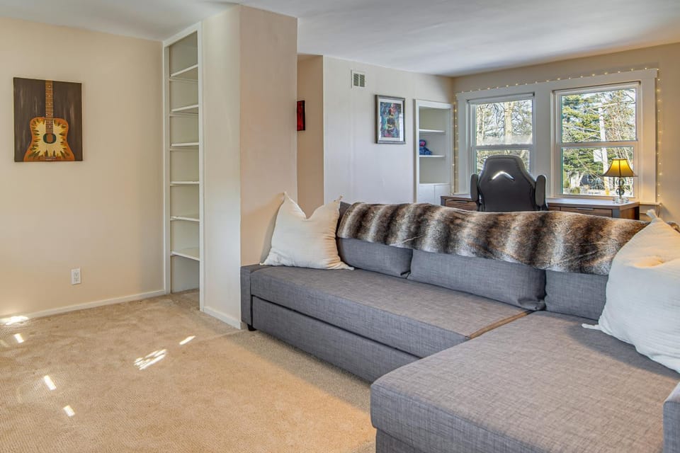 Walk to Fox River Grove Train Station + Hot Tub! House in Fox River Grove