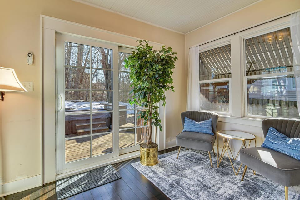 Walk to Fox River Grove Train Station + Hot Tub! House in Fox River Grove
