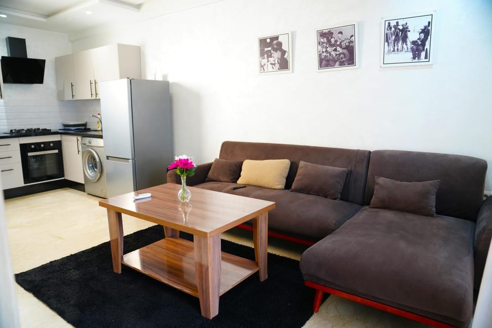 Kitchen or kitchenette, Living room, Seating area, Dining area, oven, pet friendly, stove