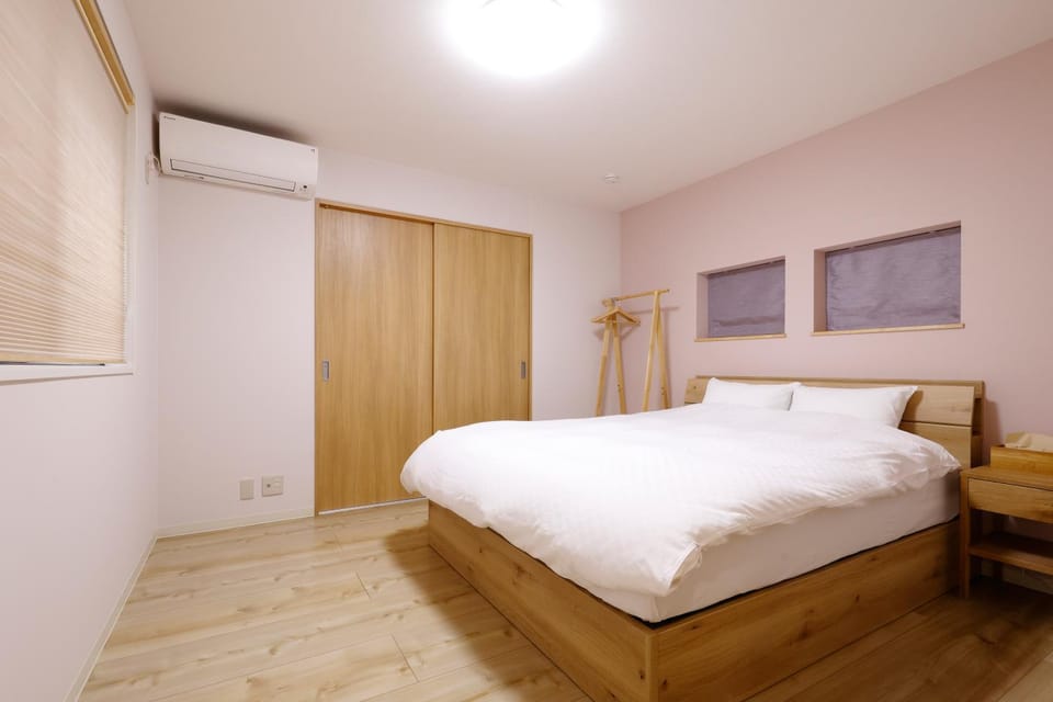 Bed, Photo of the whole room, Bedroom, air conditioner