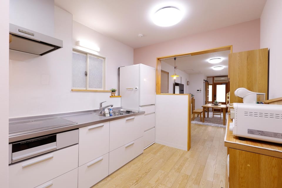 Kitchen or kitchenette, minibar