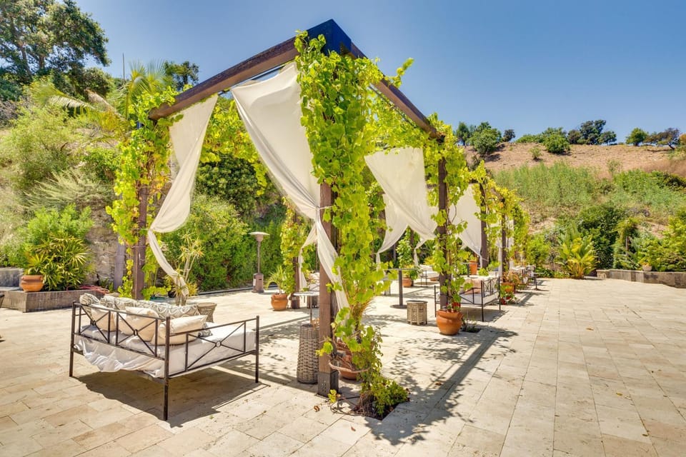 Charming Studio with Pool & Gardens House in Sherman Oaks