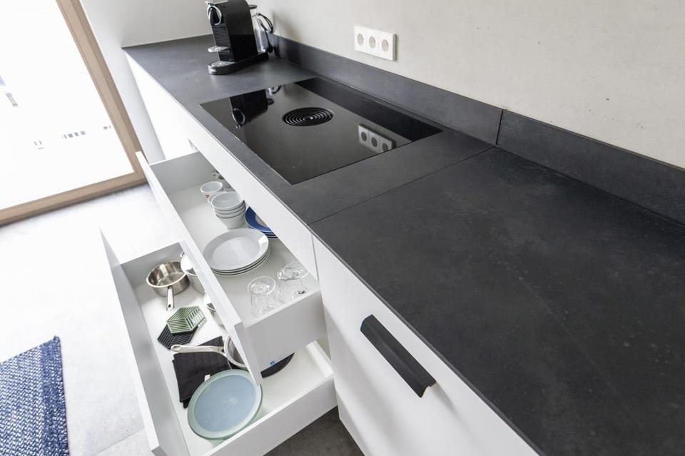Coffee/tea facilities, Kitchen or kitchenette, stove