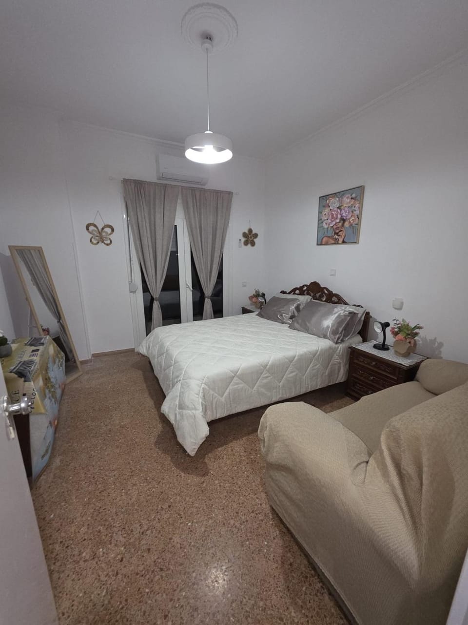 Photo of the whole room, Bedroom