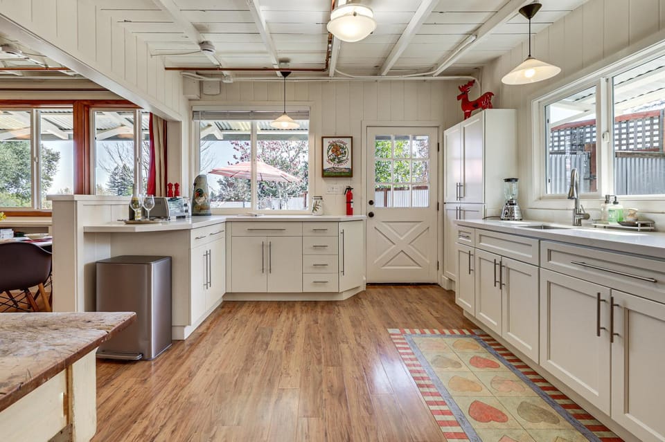 Red Barn Guest Cottage Wine Country Escape Apartment in Forestville