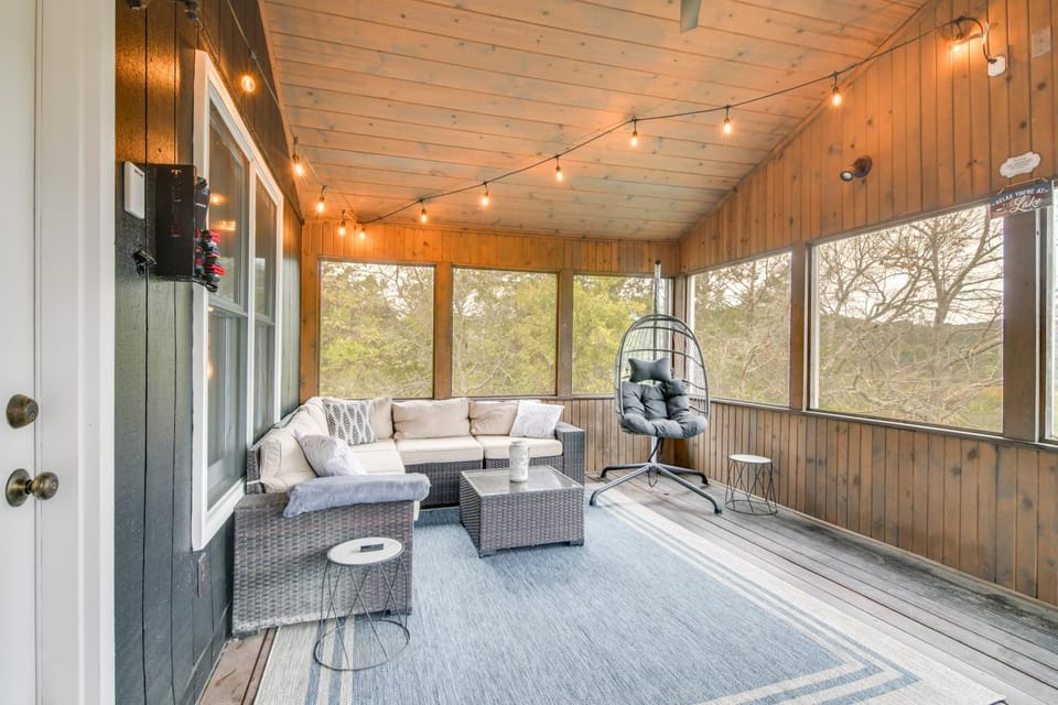 Steps to Table Rock Lake! Family Escape w/ 2 Decks House in Indian Point