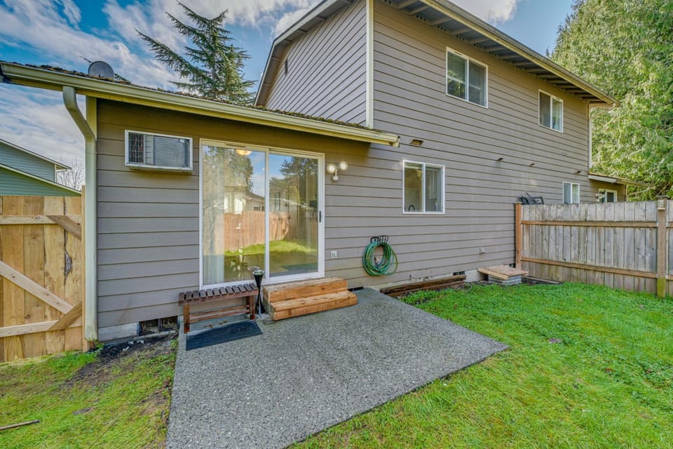 Dog-Friendly Townhome Near Stillaguamish River! House in Washington