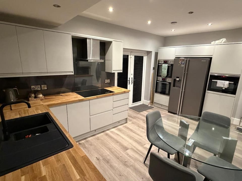 Coffee/tea facilities, Kitchen or kitchenette, Dining area, dishwasher, oven, toaster
