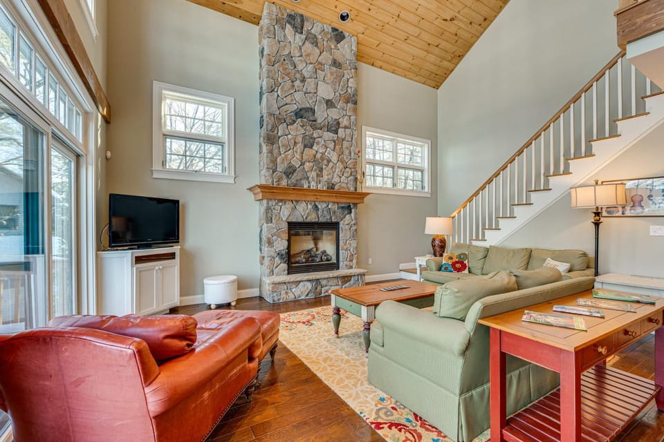 Beach & Mtn Views! Lakefront Moultonborough Home House in Meredith