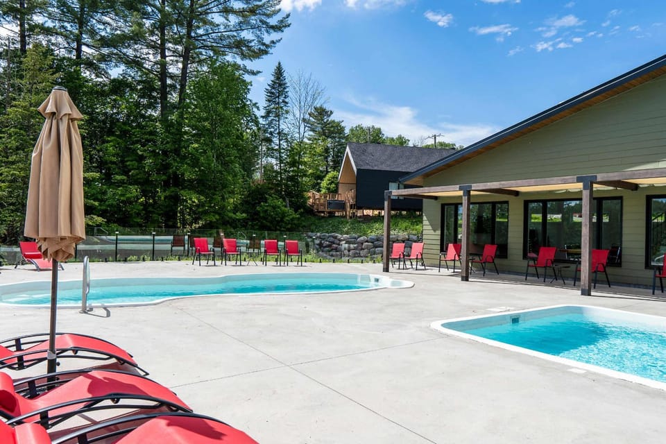 L'Escapade chalet contemporain avec spa Chalet in Quebec