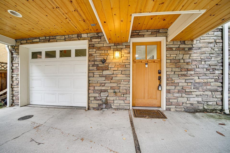 4 Mi to Lumen Field! Centrally Located Townhome House in Lake Union