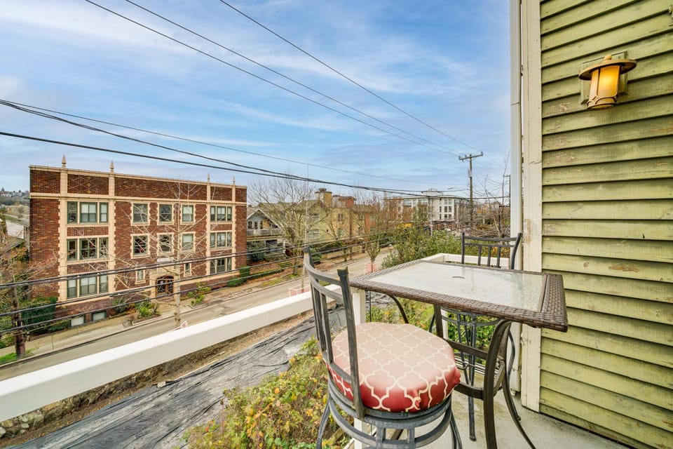 4 Mi to Lumen Field! Centrally Located Townhome House in Lake Union