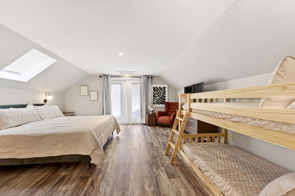 Upper Apt 5 Min to Holiday Valley 2 King Beds Apartment in Great Valley