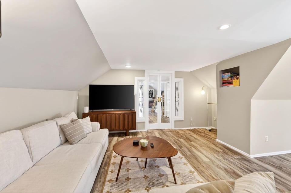 Upper Apt 5 Min to Holiday Valley 2 King Beds Apartment in Great Valley