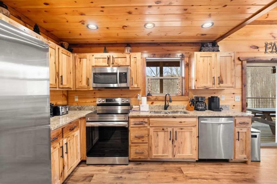 Serene View- 10 min to Downtown HotTub Arcade Theater House in Gatlinburg