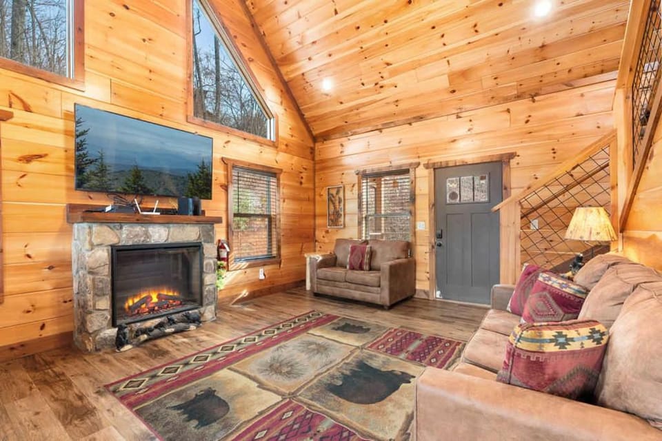 Serene View- 10 min to Downtown HotTub Arcade Theater House in Gatlinburg