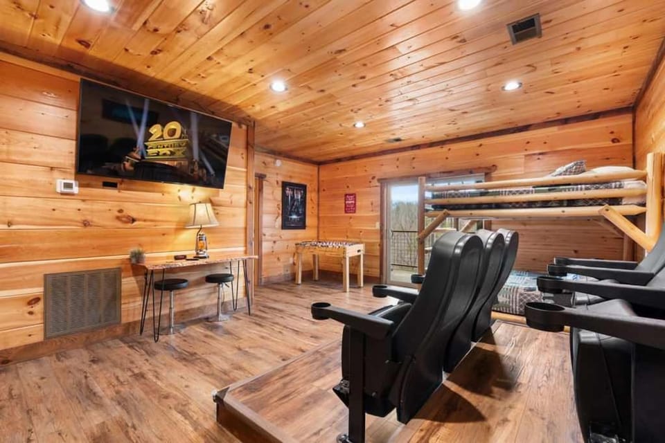 Serene View- 10 min to Downtown HotTub Arcade Theater House in Gatlinburg