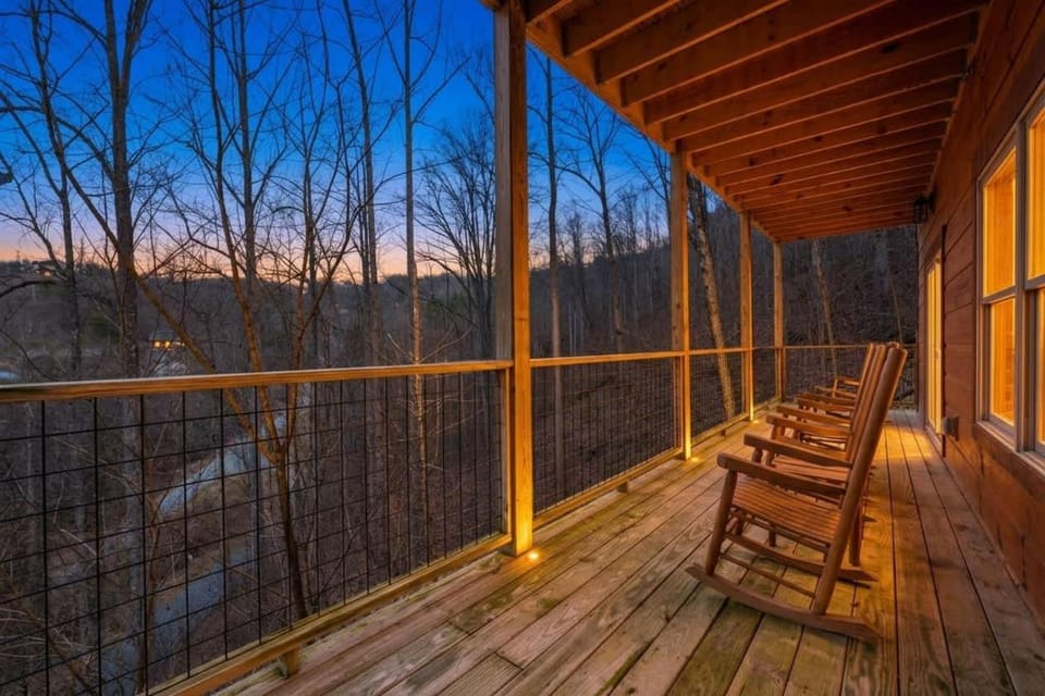 Serene View- 10 min to Downtown HotTub Arcade Theater House in Gatlinburg
