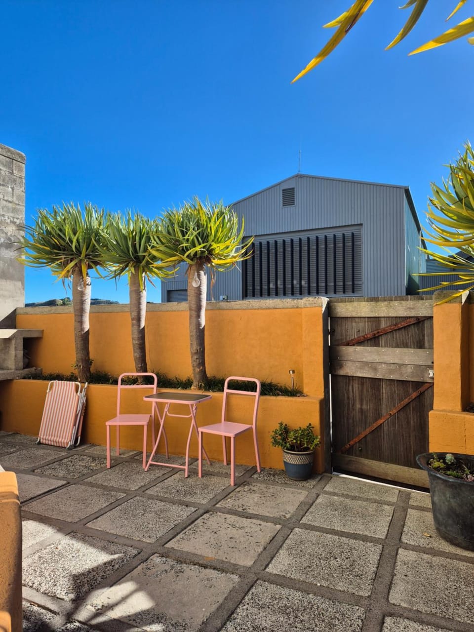 Unique Silo Studio on Raglan Wharf - Plant Filled Retreat Apartment in Raglan