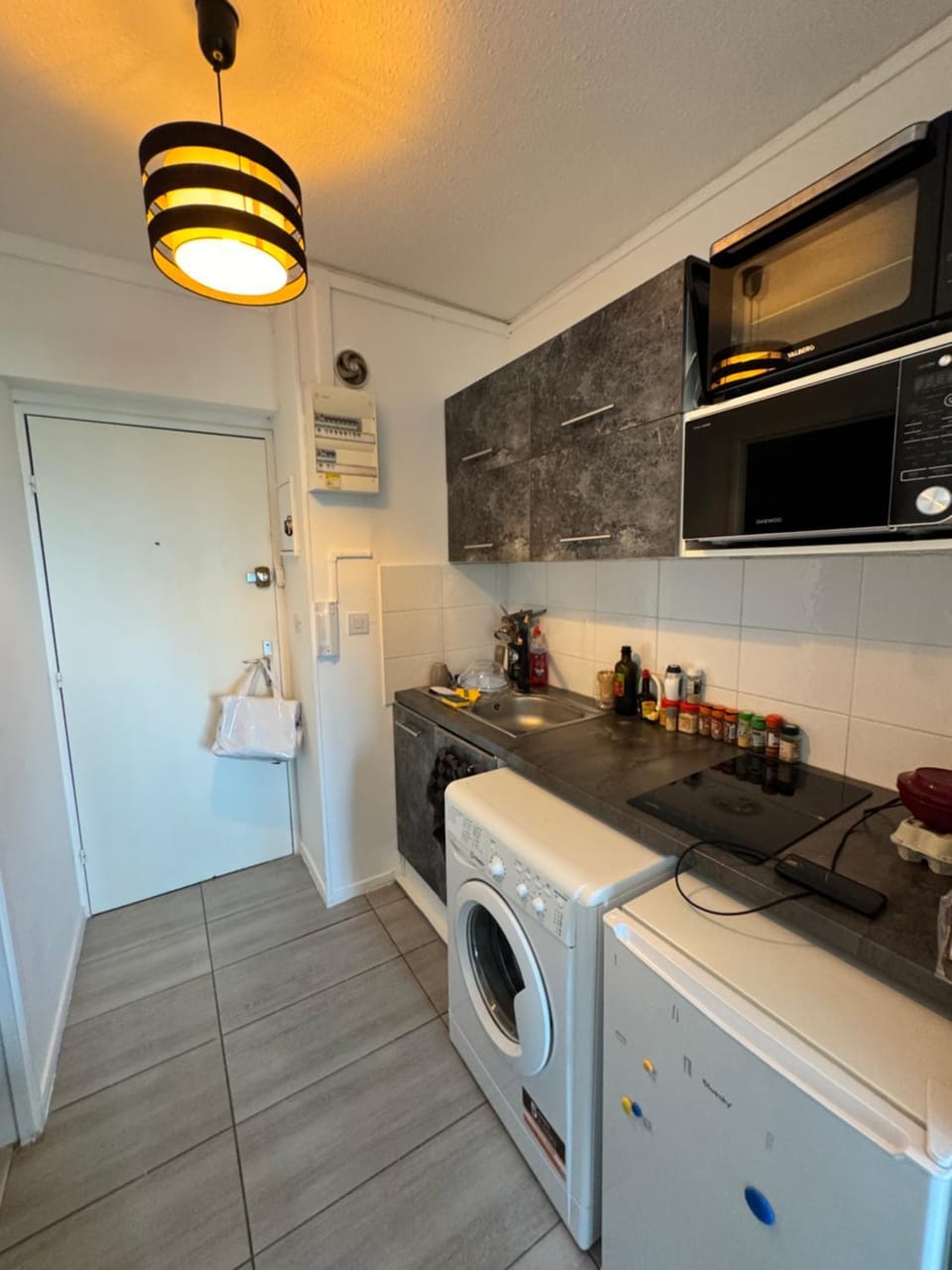 Kitchen or kitchenette, minibar, dryer