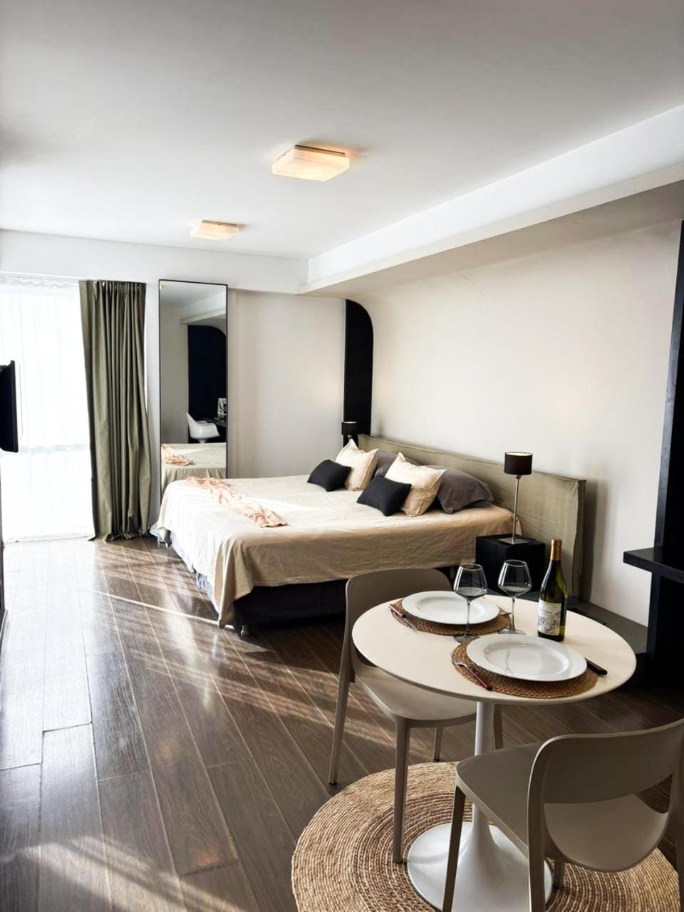Bed, TV and multimedia, Photo of the whole room, Bedroom