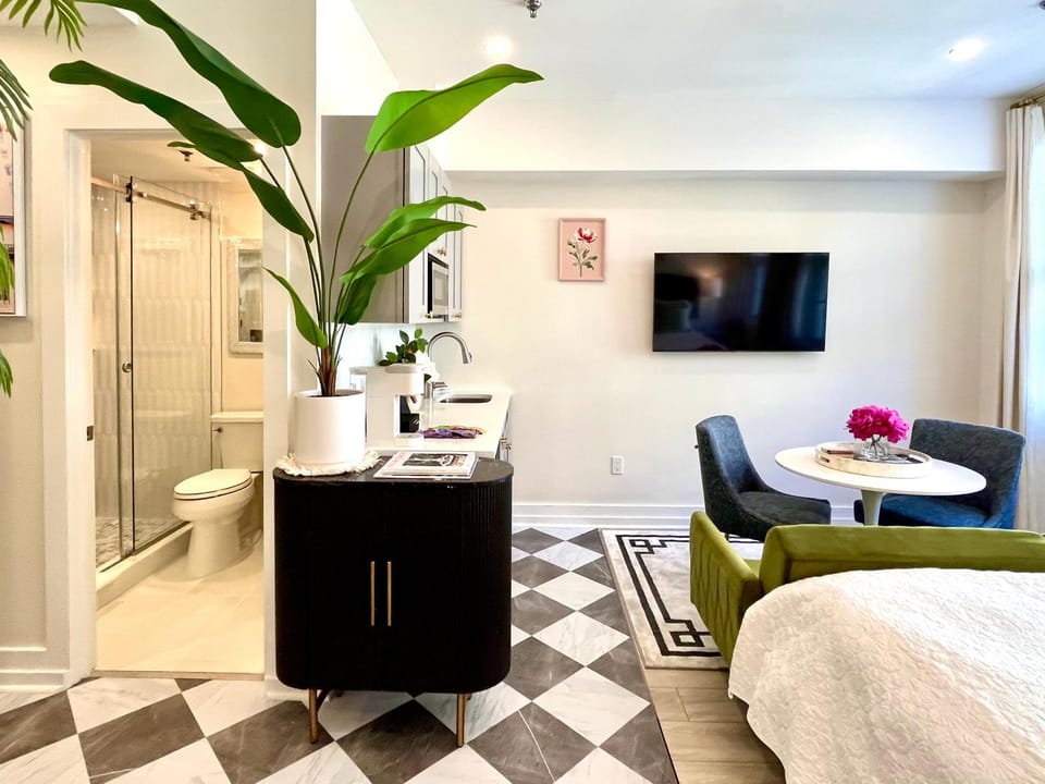 Bed, Bathroom, TV and multimedia, Living room, Photo of the whole room, Seating area, Bedroom