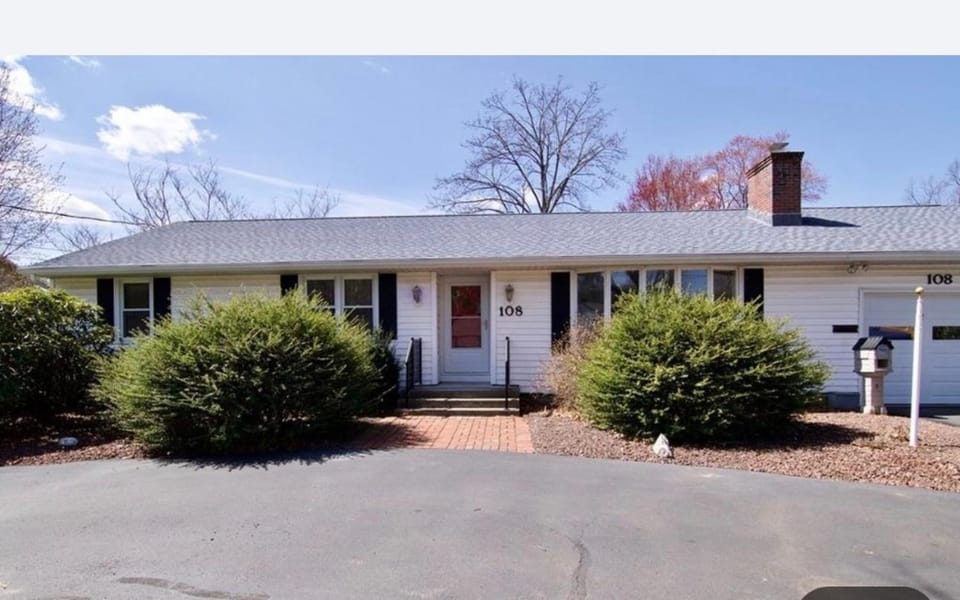 cozy 5bd single -family home in Longmeadow House in Connecticut