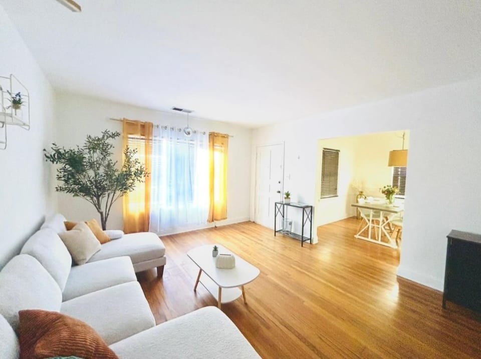 Entire Spacious 3BR House 4 Parking Culver City & Santa Monica & West LA Bed and Breakfast in Culver City