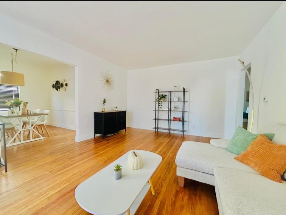Entire Spacious 3BR House 4 Parking Culver City & Santa Monica & West LA Bed and Breakfast in Culver City