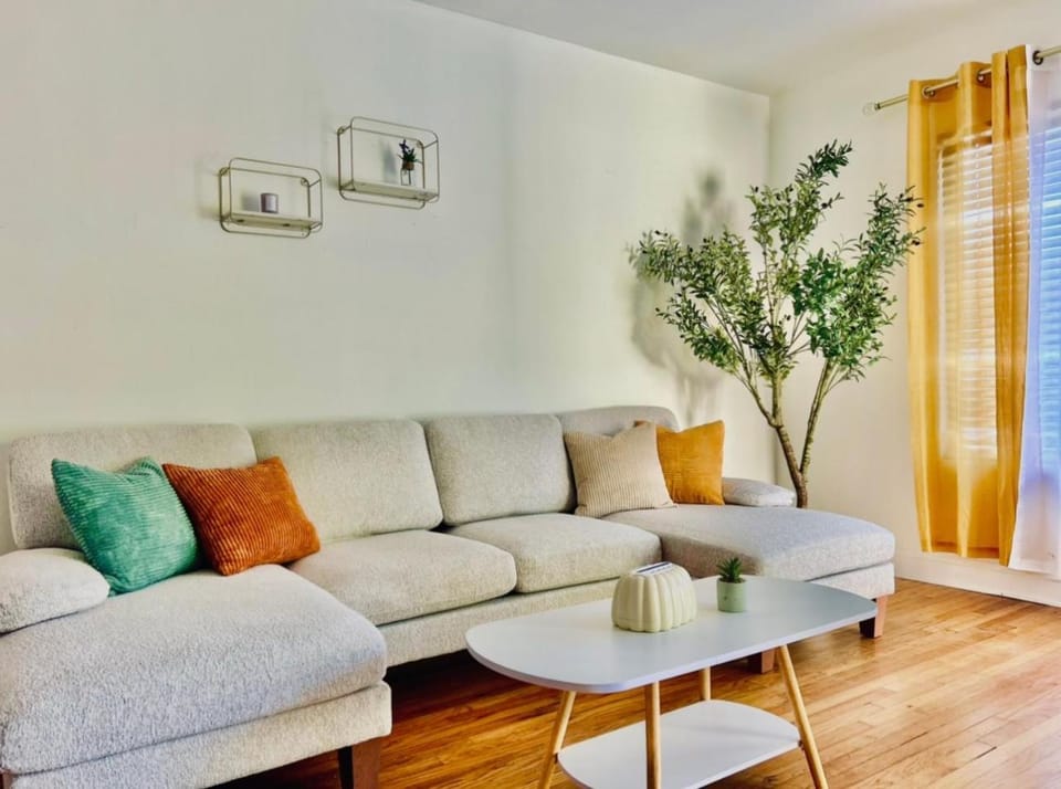Entire Spacious 3BR House 4 Parking Culver City & Santa Monica & West LA Bed and Breakfast in Culver City