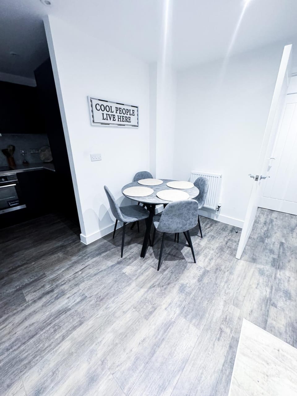 Rochester Gem, Balcony, FREE Parking and 2 mins walk to Station Apartment in Rochester
