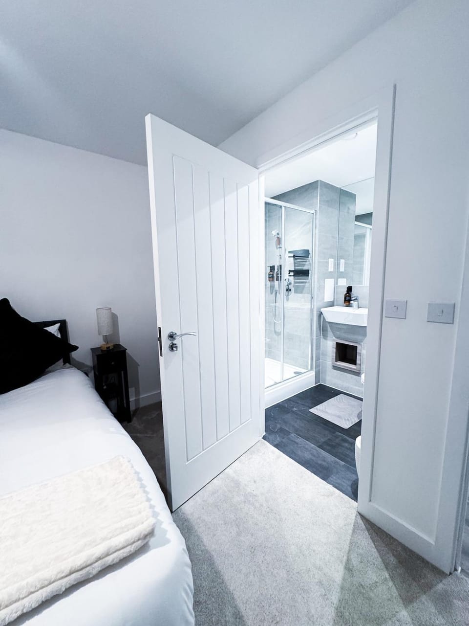 Rochester Gem, Balcony, FREE Parking and 2 mins walk to Station Apartment in Rochester