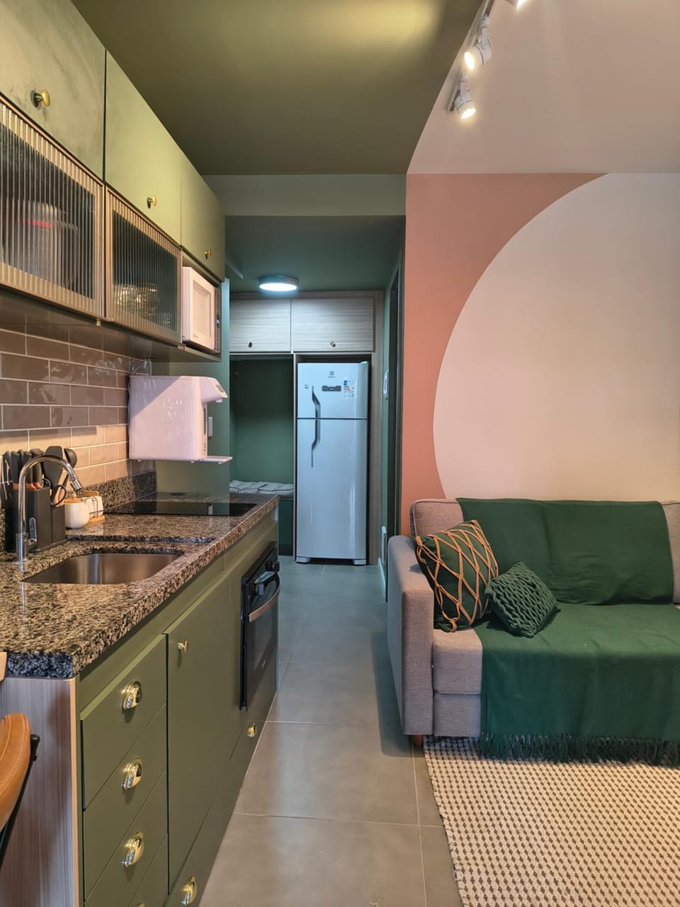 Kitchen or kitchenette, Living room, Seating area, Dining area, microwave, minibar, oven, stove