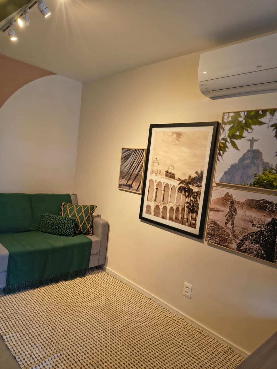 Communal lounge/ TV room, Bed, Living room, Seating area, air conditioner