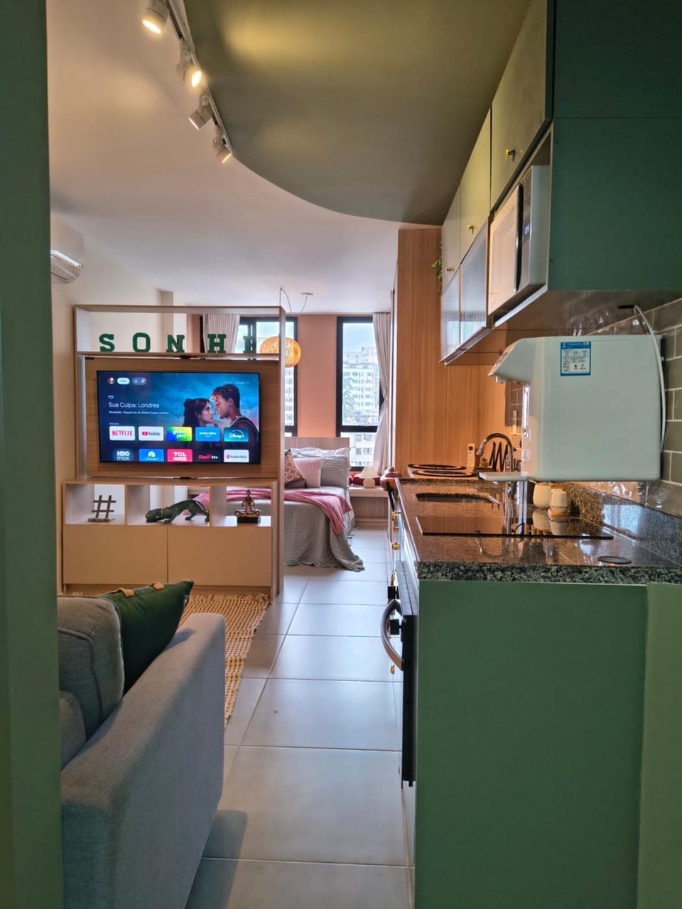 Communal lounge/ TV room, TV and multimedia, Kitchen or kitchenette, Living room, Seating area, Dining area, locker, oven, stove