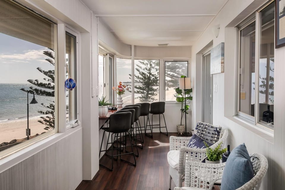 Wave Breaker - Beach Front 3B,1B Apartment in Adelaide