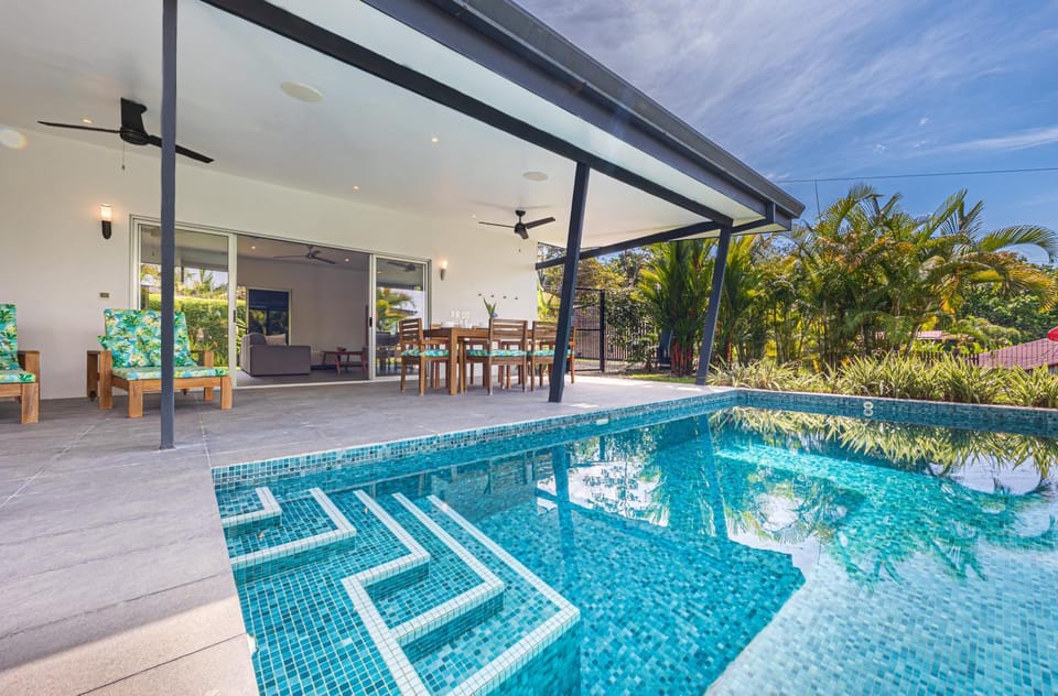 Swimming pool, sunbed