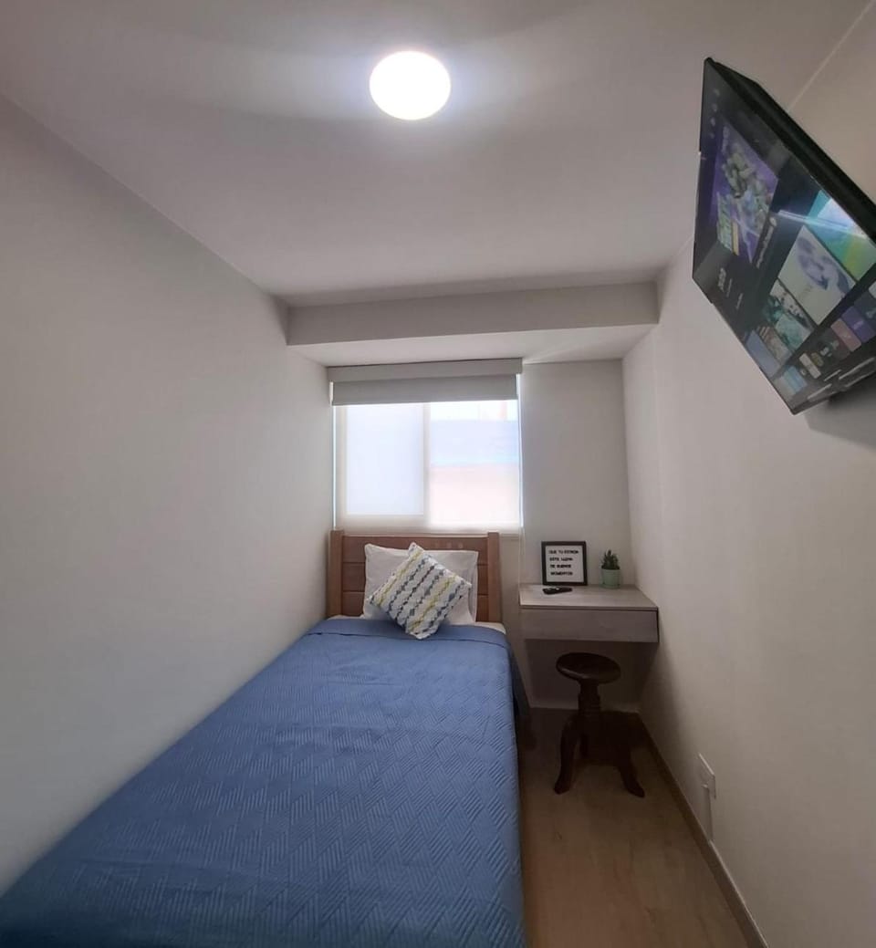 Cómoda habitación con TV a 15 min del aeropuerto Vacation rental in Lima