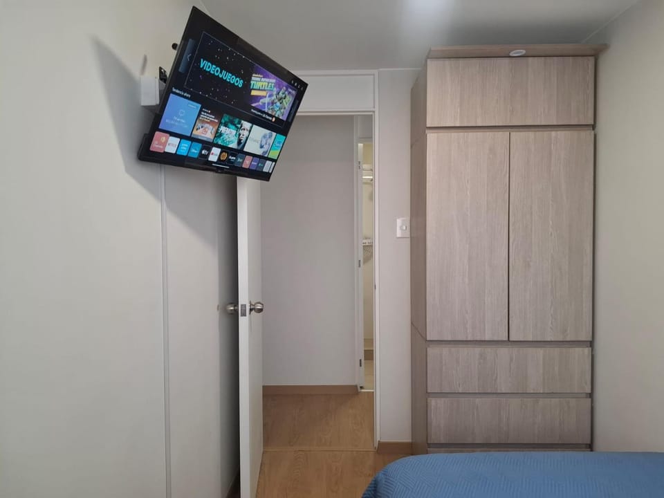 Cómoda habitación con TV a 15 min del aeropuerto Vacation rental in Lima