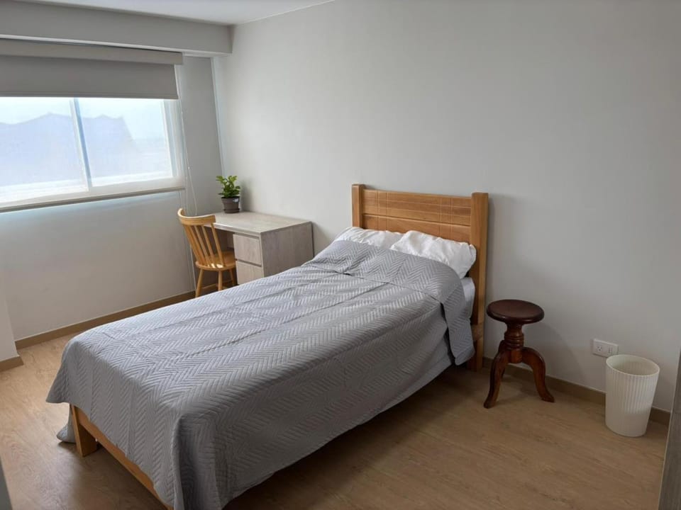 Amplia habitación con baño propio a 20 min del aeropuerto Bed and Breakfast in Lima