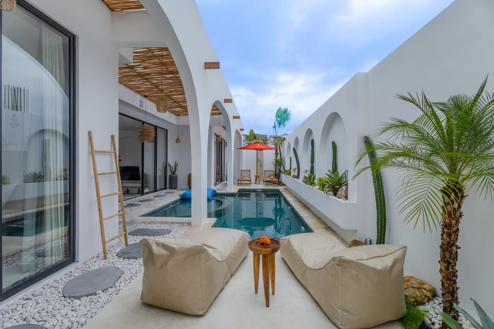 Seating area, Pool view, Swimming pool, sunbed