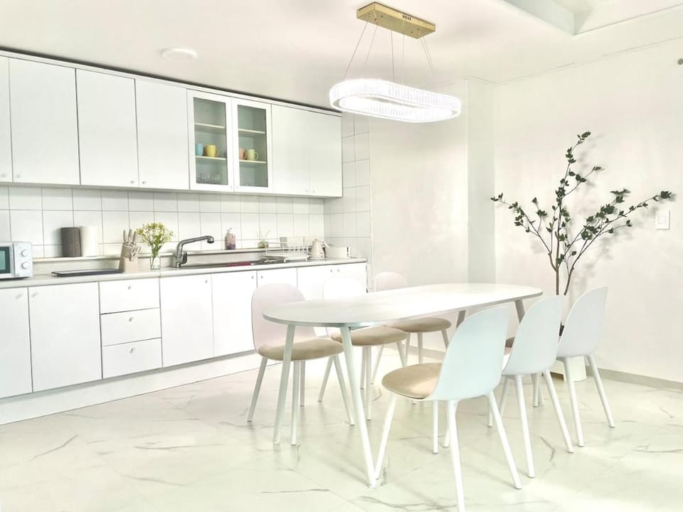 스테이서울하루 Familly8인 룸2화장실 elevator 홍대DMC 22평 Bed and Breakfast in Seoul