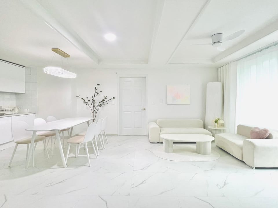 스테이서울하루 Familly8인 룸2화장실 elevator 홍대DMC 22평 Bed and Breakfast in Seoul