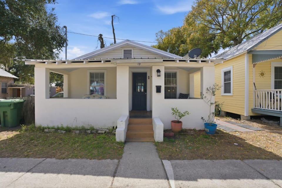 Uptown Cottage l Walk to DNTN l Dogs OK House in Saint Augustine