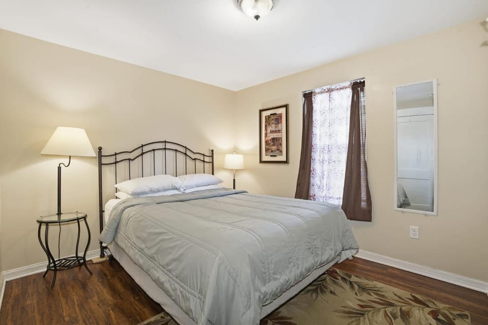 Uptown Cottage l Walk to DNTN l Dogs OK House in Saint Augustine