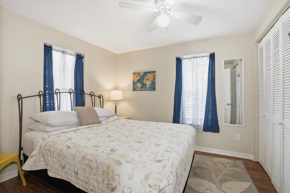 Uptown Cottage l Walk to DNTN l Dogs OK House in Saint Augustine